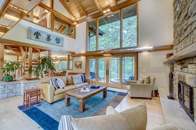 Great windows looking out towards the lake | Image 9