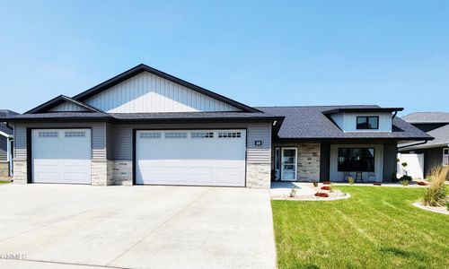 400 Lennox Dr, Bismarck, ND, 58504-5561 | Card Image