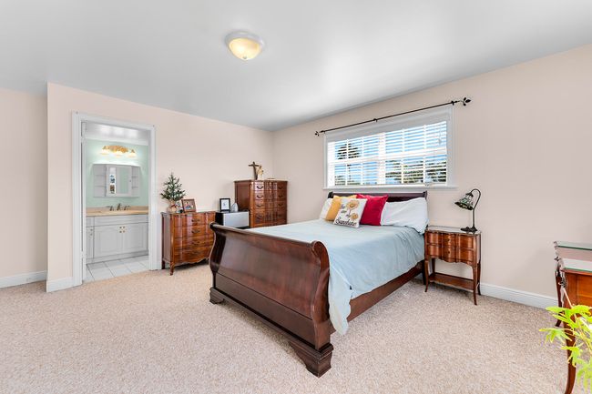 Spacious ensuite guest bedroom | Image 41