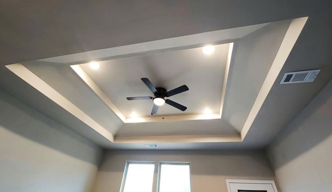 Detailed view of a tray ceiling and a ceiling fan | Image 10