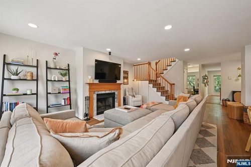 50 Pine St, Montclair, NJ, 07042-4734 | Card Image