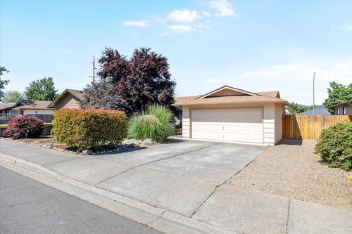 3069 Milhoan Dr, Medford, OR, 97504-9747 | Card Image
