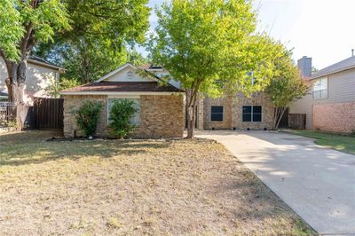 View of front facade featuring a front yard | Image 1