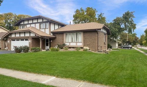 700 W 58th St, Westmont, IL, 60559-2104 | Card Image