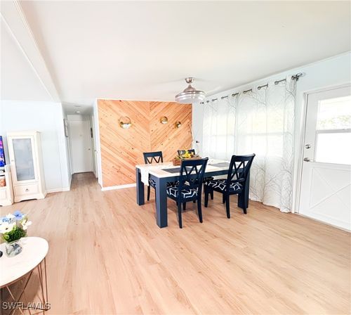 33 Henderson Dr, NAPLES, FL, 34114-8207 | Card Image