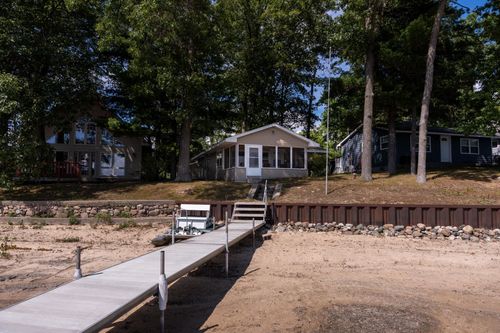 11431 N Shore Dr, Lake, MI, 48632-9051 | Card Image