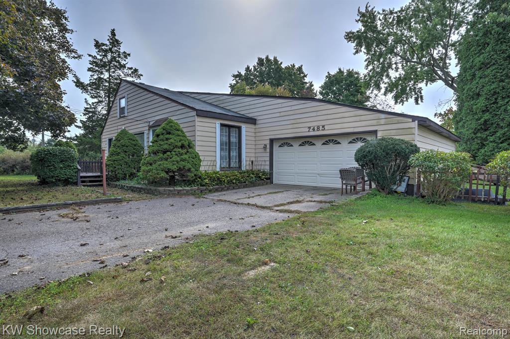 Pontiac Lake Rd, Waterford, MI 48327 #1