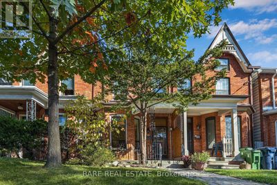 69 Robert St, Townhouse with 5 bedrooms, 2 bathrooms and 1 parking in Toronto ON | Image 2