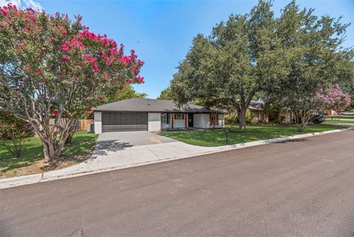 6725 Greenacres Dr, North Richland Hills, TX, 76182-7604 | Card Image