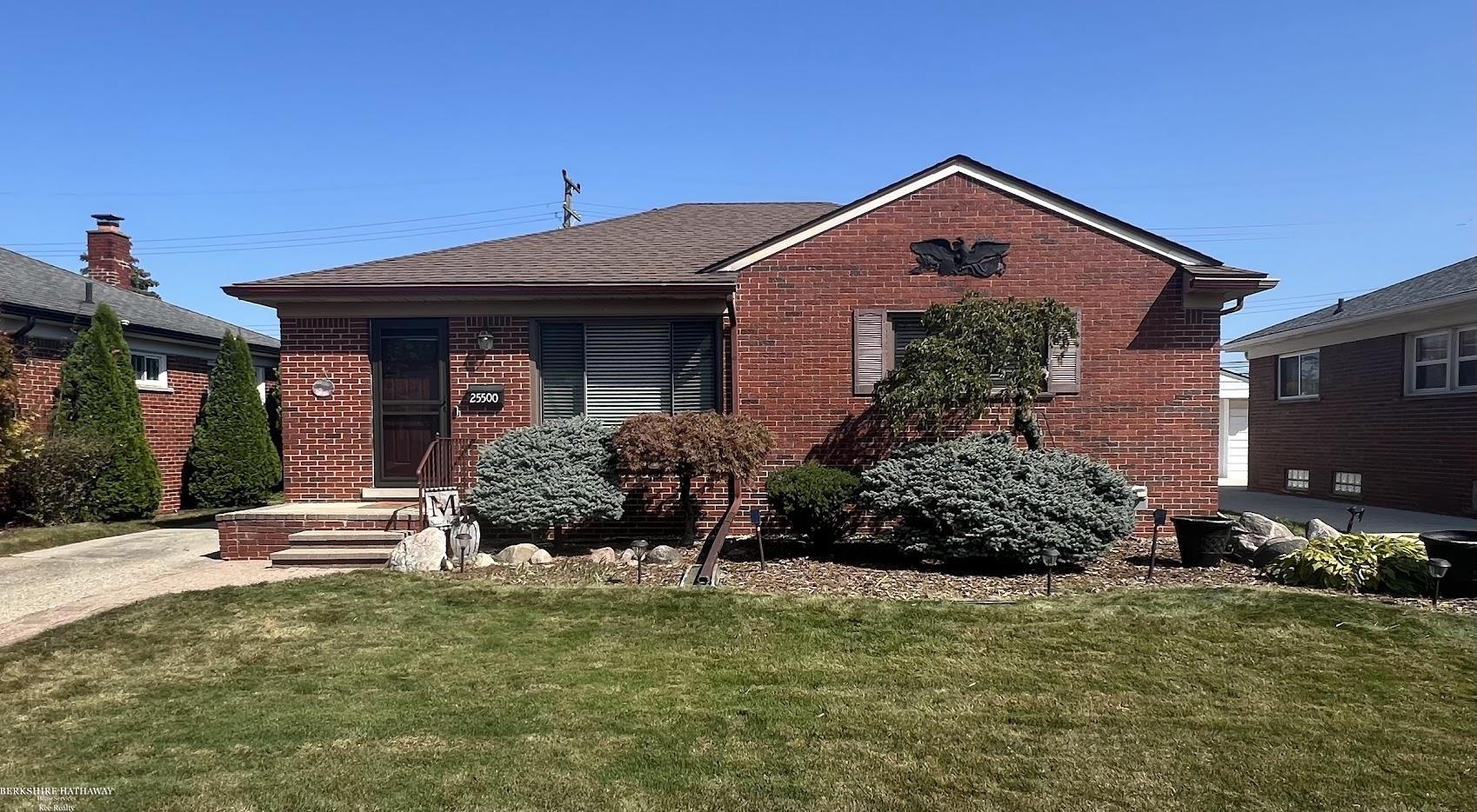San Rosa Dr, Saint Clair Shores, MI 48081