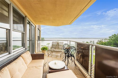 4m-17-85 215th St, Bayside, NY, 11360-1707 | Card Image