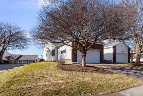 802 Falcon Dr, Le Claire, IA, 52753-9578 | Card Image