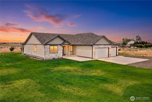 7526 Road D.5 Ne, Moses Lake, WA, 98837-9390 | Card Image
