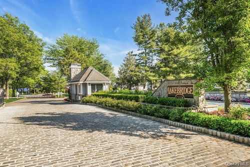 38 Lakebridge Dr S, Kings Park, NY, 11754-3942 | Card Image