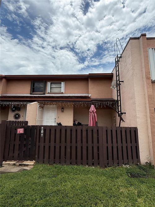 apt-202-575 W Park Dr, Miami, FL, 33172-5339 | Card Image