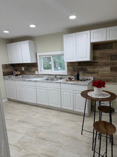 9207 Stout St, Detroit, MI, 48228-1659 | Card Image