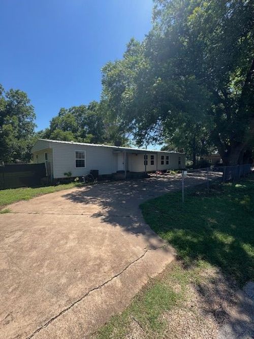 425 N 3rd St, Buffalo Gap, TX, 79508-2147 | Card Image