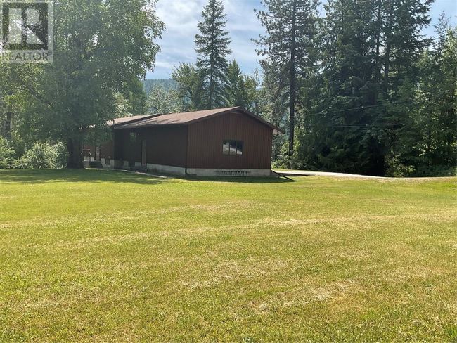 1374 Highway 3 B, House other with 5 bedrooms, 2 bathrooms and 4 parking in Montrose BC | Image 28