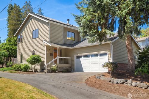 4831 37th Ave Ne, Seattle, WA, 98105-3016 | Card Image