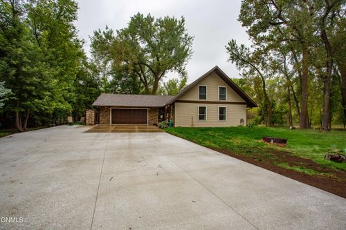 7649 Dogwood Dr, Bismarck, ND, 58504-3052 | Card Image