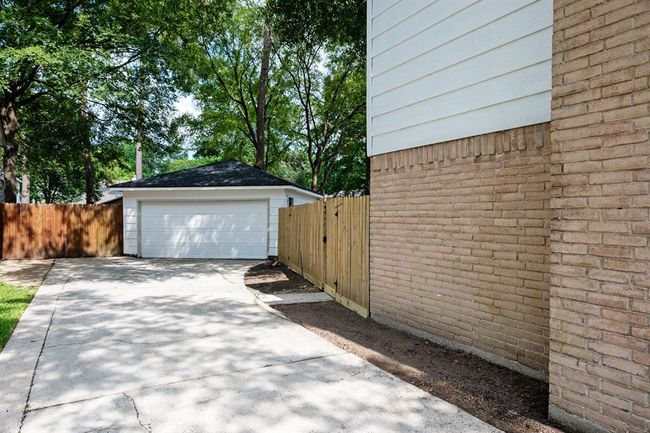 Spacious parking for family and friends. | Image 31