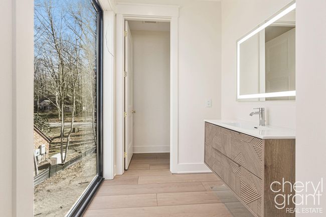 Suite 2-Vanity | Image 58