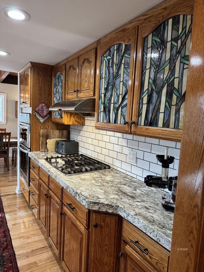 kitchen w/ tile backsplash, oak cabinets | Image 21