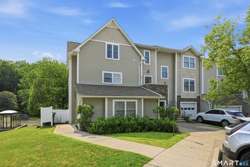 2-2 Stetson Pl, Danbury, CT, 06811-3879 | Card Image