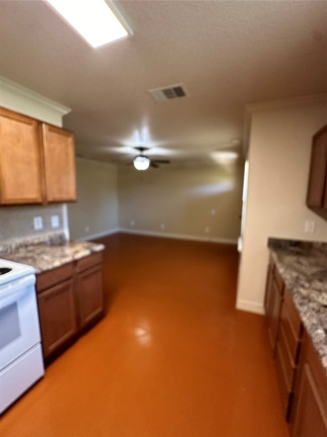 803 Leifester Cir, Home with 3 bedrooms, 2 bathrooms and 2 parking in Killeen TX | Image 5