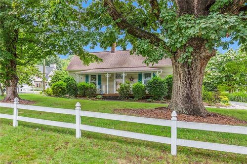 435 Lynhaven Dr, Winston Salem, NC, 27104-2609 | Card Image