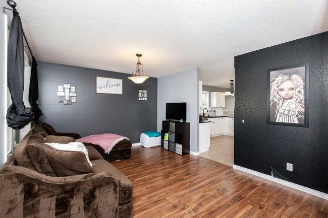 5021 47 Street, Home with 3 bedrooms, 3 bathrooms and 2 parking in Innisfail AB | Image 4