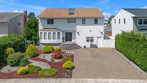 2940 Lee Pl, Bellmore, NY, 11710-5032 | Card Image