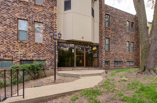 26-2210 Country Club Dr, Woodridge, IL, 60517-3069 | Card Image