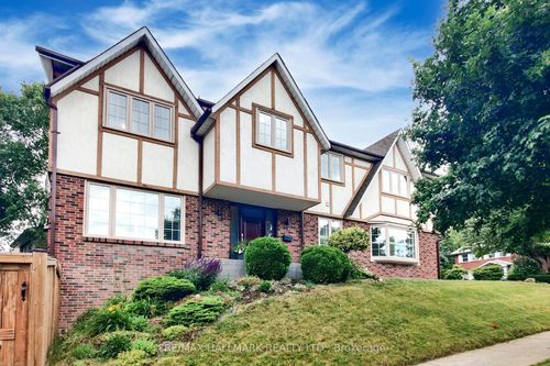 2 Butterfield Dr, North York, ON, M3A2L8 | Card Image