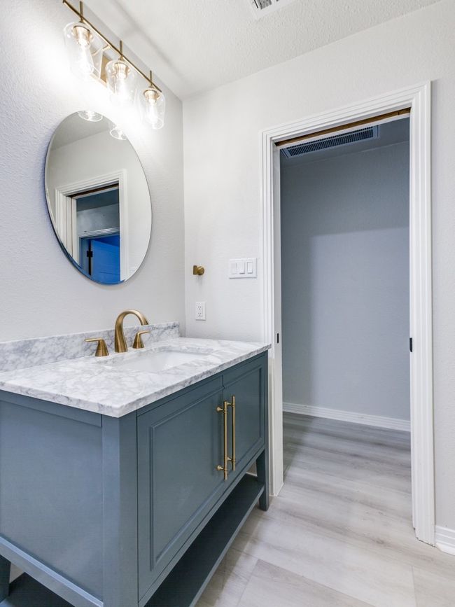 Hall bath view toward door | Image 9