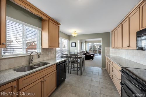 8222 Sequoia Ln, White Lake, MI, 48386-3595 | Card Image