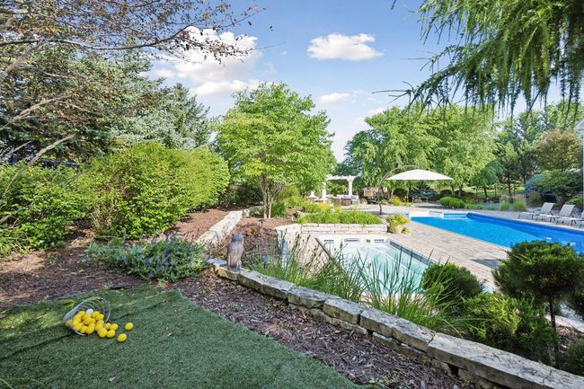 Chip over the pool to your putting green. | Image 75