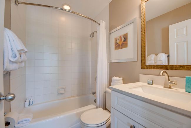 Ensuite Bath to Second Bedroom | Image 28
