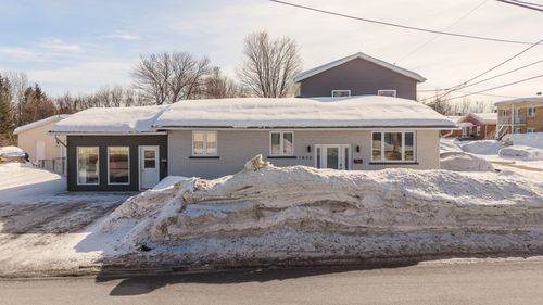 1832Z Av De La Montagne, Shawinigan, QC, G9N6J4 | Card Image