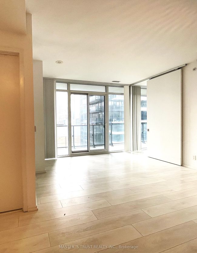 809 - 125 Peter St, Condo with 2 bedrooms, 1 bathrooms and 1 parking in Toronto ON | Image 8