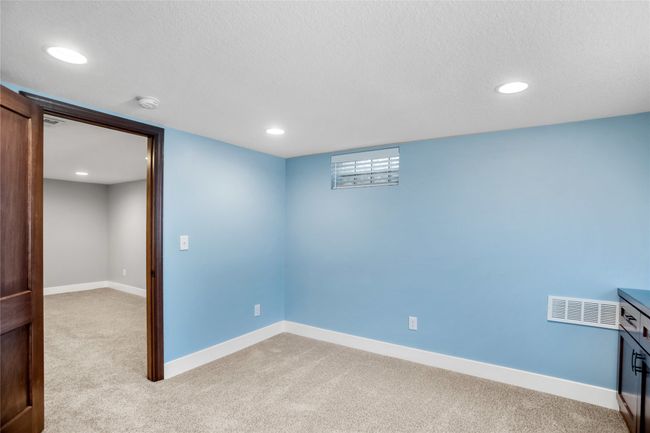 1034 66 Th St, Home with 4 bedrooms, 3 bathrooms and null parking in Windsor Heights IA | Image 18