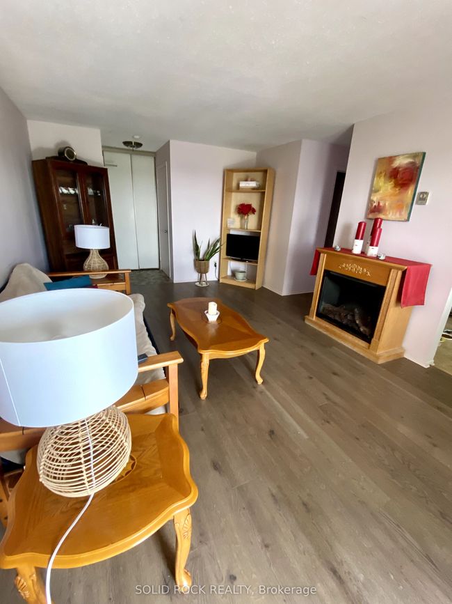 403 - 250 Brittany Dr, Condo with 3 bedrooms, 1 bathrooms and null parking in Ottawa ON | Image 11