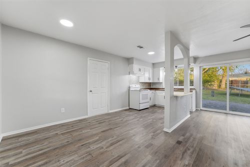 910 Royal Crest Dr, Mesquite, TX, 75149-3245 | Card Image