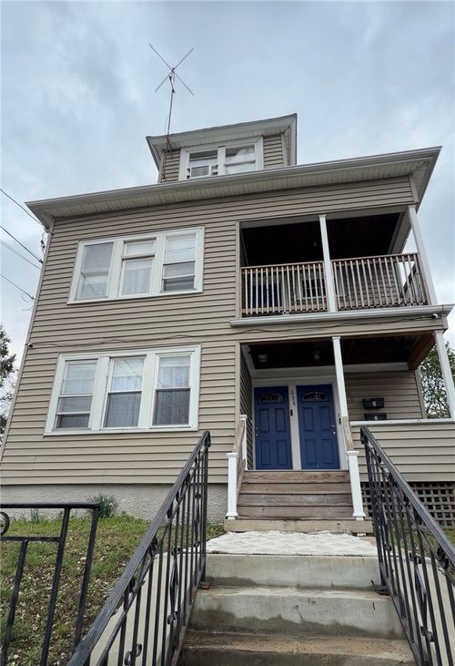 694 Killingly St, Johnston, RI, 02919-3917 | Card Image