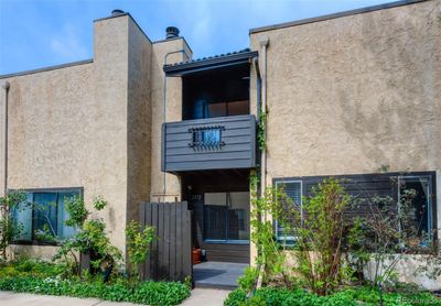 Courtyard entrance to the front door | Image 1