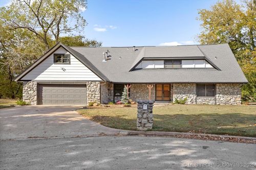 8610 Meadowood Cir, Broken Arrow, OK, 74011-8610 | Card Image