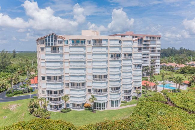 PH6 - 3870 N Highway A1a, Condo with 2 bedrooms, 2 bathrooms and null parking in Hutchinson Island FL | Image 5