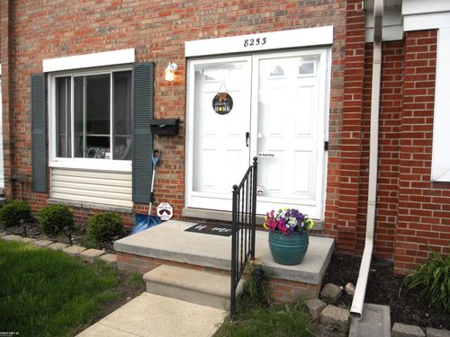 8253 Dartmouth Dr, Warren, MI, 48093-2814 | Card Image