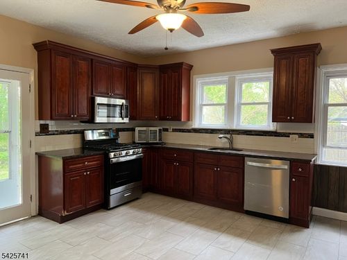 11 Griggs Pl, Manville, NJ, 08835-2425 | Card Image