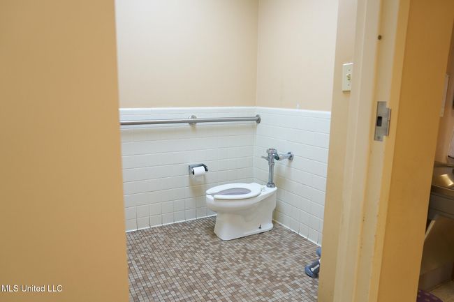 Bathroom 4 | Image 20